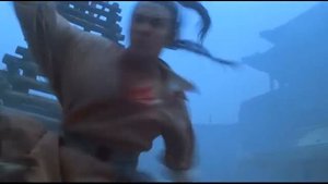 Джет Ли спасает девушку бой из фильма Два воина(1993 год)