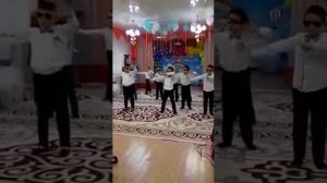 Современный танец для мальчиков на выпускной