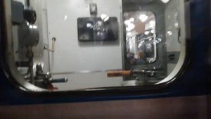 Торцом к промежуточной кабине. Поезд метро Ем.