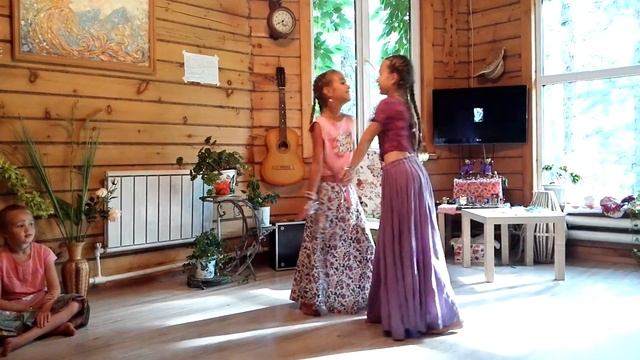 Выступление Сони и Ананда Манджари - Детский лагерь на Алтае 2018 г. смотреть онлайн