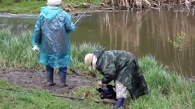 Приколы на рыбалке БАБУШКИ профи поймают рыбу даже в ручье Fishing 2015 смотреть онлайн