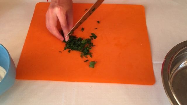Рецепт теплого салата с курицей, беконом и соусом дзадзыки от Chulkova Food