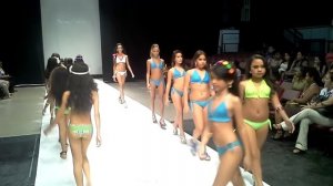 FERNANDO AULAR DESFILE TRAJE DE BAÑO III SEMTUR 2014