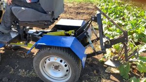 Самодельный мини трактор . Копаем картофель.