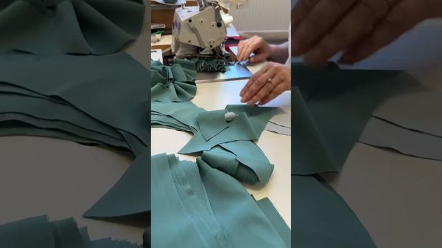 Работа в швейном цехе? #shortsvideo #женскаяодеждаоптом #производствоодежды
