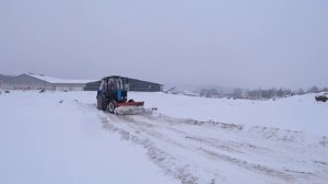 Трактор МТЗ-82 и Кировец К-525 выехали на уборку снега.