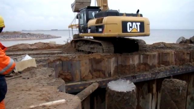 Обрубка оголовков круглых свай диаметром 1500 мм на Западном Скоростном Диаметре Санкт-Петербурга