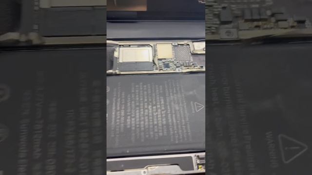 iPad Pro 11 pulgadas A1980 qué ingresa porque no enciende motivo de humedad placa dañada￼ corrosión