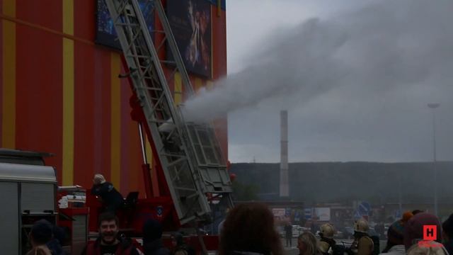 Порвался пожарный рукав у ТРЦ смотреть онлайн