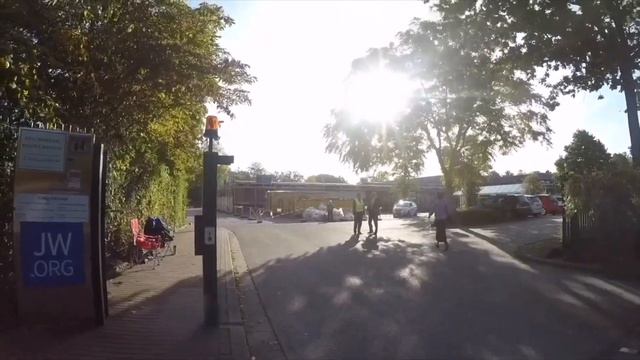 JW//Warum will das Kind nicht in den KöSaal? Почему малыш не хочет идти в „зал Царств“?