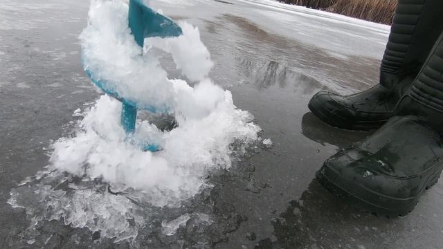 лунки для ловли леща. Как сделать сдвоенные лунки. Сверление сдвоенной лунки. зимняя рыбалка. смотреть онлайн
