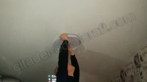 Установка люстры плафона светодиодного Дискового светильника на натяжной потолок в Одессе