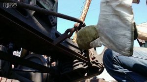 Замена триангеля тележки вагона. Вагонник. Железная дорога.