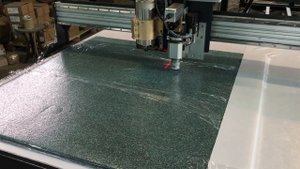 Резка рулонного покрытия из резиновой крошки толщиной 10мм осциллирующим ножом.