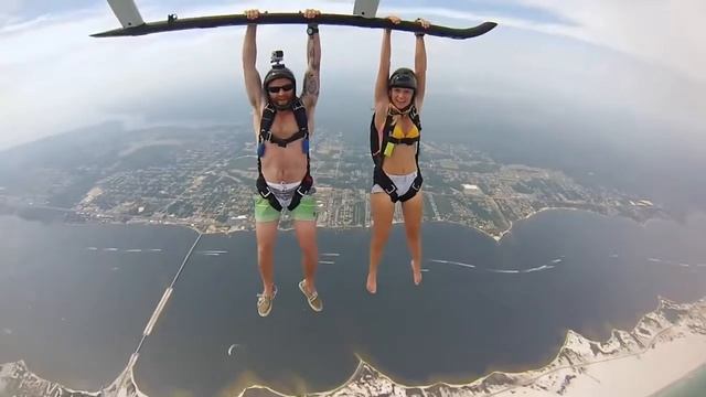 ЧТО БУДЕТ ЕСЛИ ПРЫГНУТЬ В ВОДУ С ВЫСОТЫ 1000 МЕТРОВ смотреть онлайн