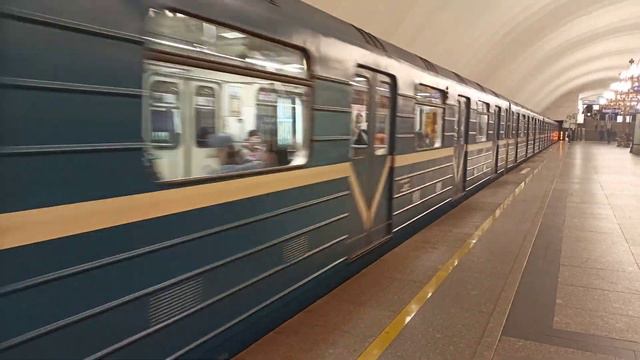 Прибытие Редкого Поезда Боинг на Станции Чёрная Речка смотреть онлайн