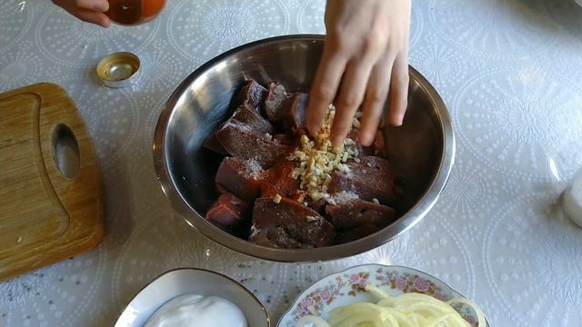 Как приготовить шашлык из бараньей печени в жировой сетке в Домбае. Чем вкусным себя побаловать.