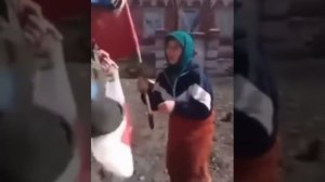 Родина-мать: бабушка в украинской деревне вышла к украинским солдатам с советским флагом.