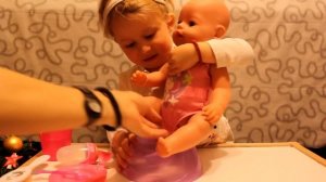 Играем с БЕБИ БОРН кормим кашей, поим и садим на горшок - BABY BORN doll play feed pee Беби Бон