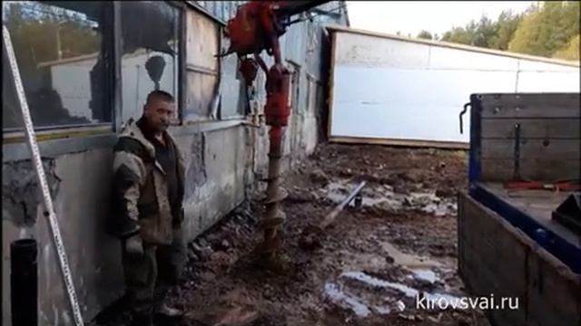 Монтаж винтовых свай ямобуром на базе газ 3308. Кировсваи