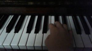 Как играть песню мышка сосиска на пианино!