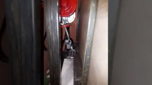 Лифт в гараже, страховочная система из ремня безопасности от автомобиля.
