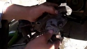 Замена тормозного суппорта . прокачка тормозной системы.опель вектра а 1.6.