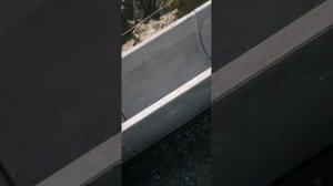Установка лотков водоотведения бетонных 100×60 под углом 25-45° вес 250 кг.