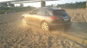 Финик. Infiniti FX35 по песку