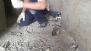 Видео: Как резать арматуру болгаркой на полу?