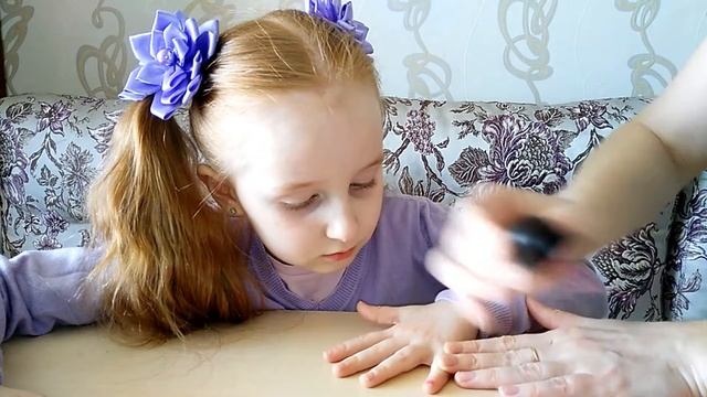 Красим ногти ЛАКАМИ ДЕВОЧКАМИ Детский маникюр смотреть онлайн