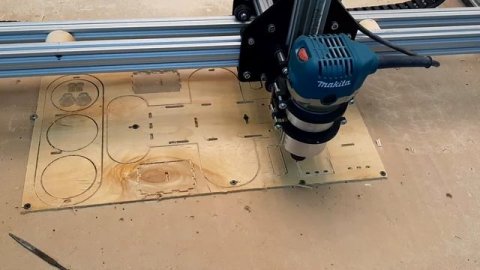 Первая работа на фрезерном станке с ЧПУ. Бюджетный ЧПУ станок по дереву. Бизнес на ЧПУ. #Чпу