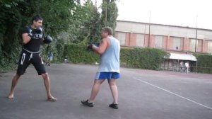 изучаем боксерскую комбинацию с левым прямым в разрез