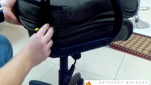 крепление подлокотников к спинке и сиденью кресла руководителя