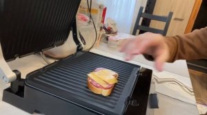Электрогриль Kitfort KT 1653 «Китфорт» «Kitfort» проверка нагревания и жарим бутербродик