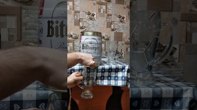 Как открыть 5 литровый бочонок пива | Як відкрити 5 літрову пивну діжку | Bitburger 5l смотреть онлайн