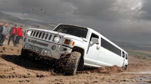 HUMMER ЛИМУЗИН бросил вызов ПСИХУ НА SUBARU