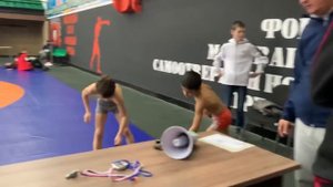 Соревнования по вольной борьбе среди юношей в Чечне. Туаев - Салтагареев.