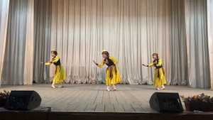 ансамбль "Байр", город Элиста, возраст 15-18 лет. "Танец Ойратских девушек"