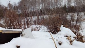 Погребенный снегом мусорный овраг