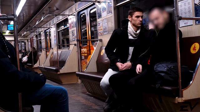 ПРАНК: РЕЖУ ЛЮДЯМ НАУШНИКИ В МЕТРО | ПОДАРИЛ AIRPODS