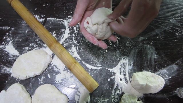 Жареные пирожки с начинкой. Пирожки "Бомбочки" с колбасой помидором и сыром.