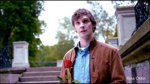 Парень преследует девушку