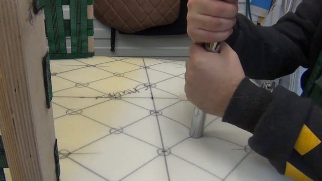 Кресло своими руками.  Как перетянуть кресло своими руками, каретная стяжка. Делаю в первый раз!.