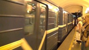 Прибытие метро-поезда на станцию метро Проспект Просвещения Санкт Петербург