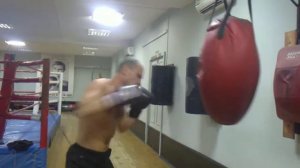 Бокс,работа на груше.