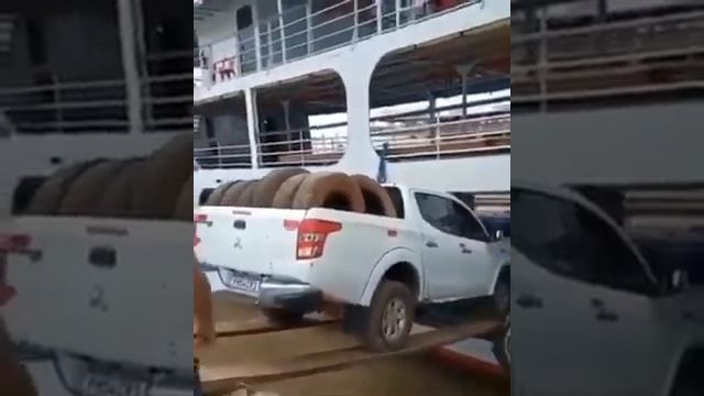 L200 descendo do barco no Pará