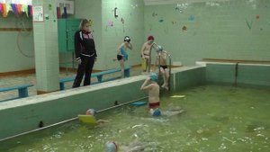Бассейн - "лягушатник", обучение плаванию на спине с доской. 11.02.2016.