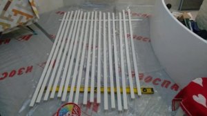 Красим  потолочные багеты