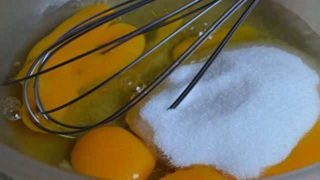 Пирог с карамелизированными персиками